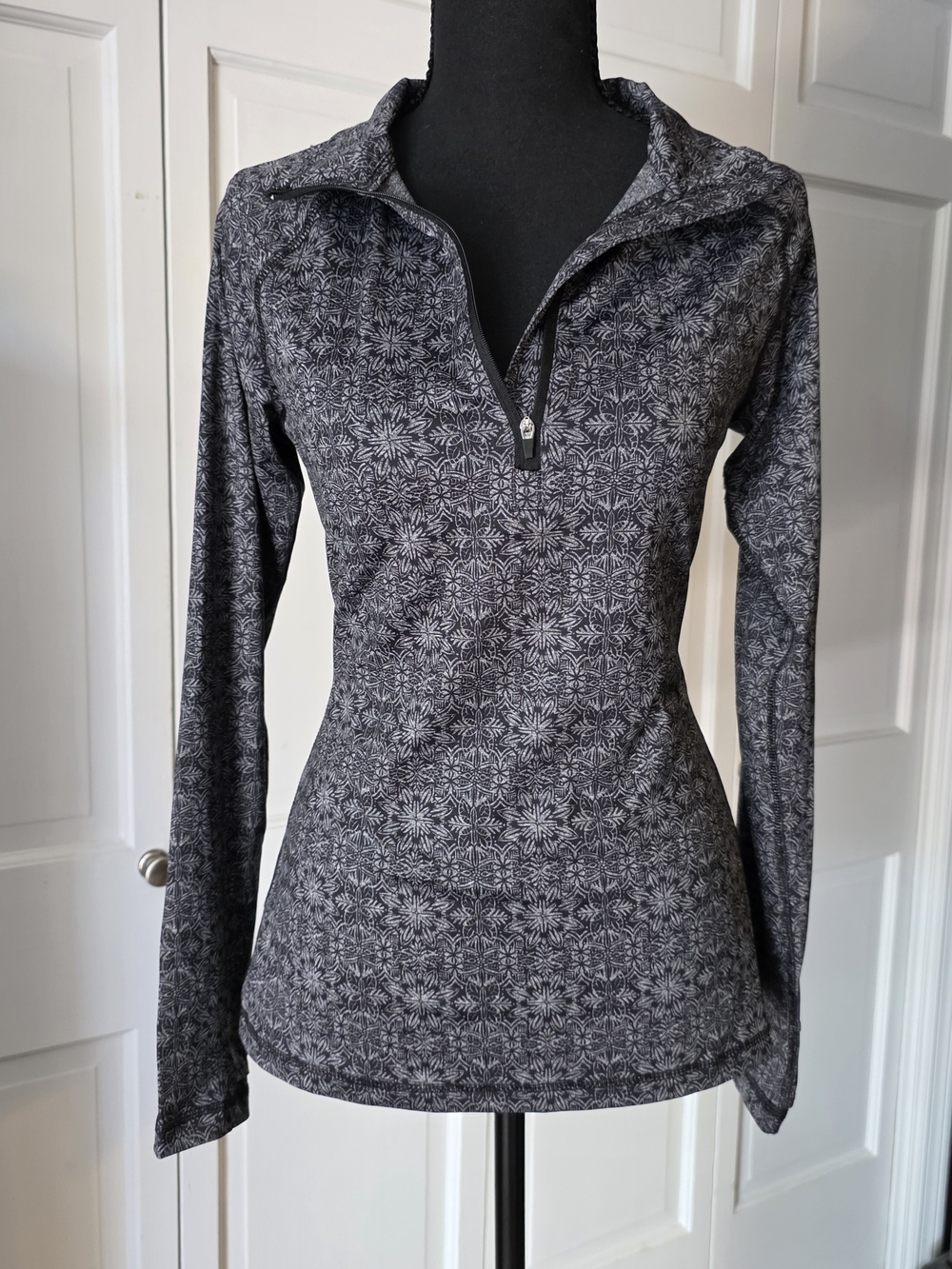 Women’s Black Patterned Quarter Zip Athletic Top Size Small Running Gym